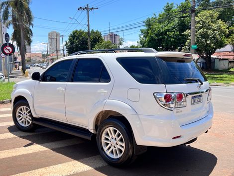 Toyota Hilux SW4 SRV D4-D 4x4 3.0 TDI Dies. Aut