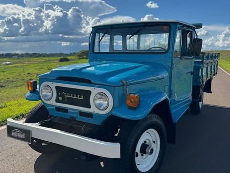 Toyota Bandeirantes carroceria de madeira