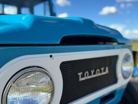 Toyota Bandeirantes carroceria de madeira