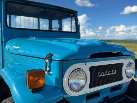 Toyota Bandeirantes carroceria de madeira