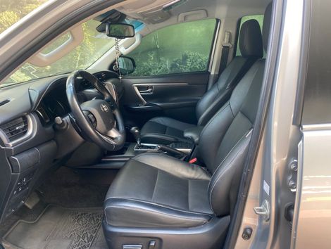 Toyota Hilux SW4 SRX 4x4 2.8 TDI 16V Dies. Aut.