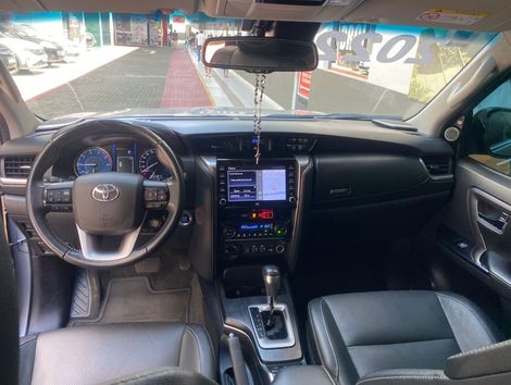 Toyota Hilux SW4 SRX 4x4 2.8 TDI 16V Dies. Aut.