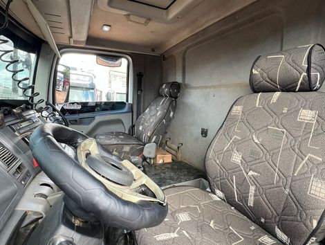 VOLKSWAGEN 24-250 E Constellation 3-Eixos 2p (diese