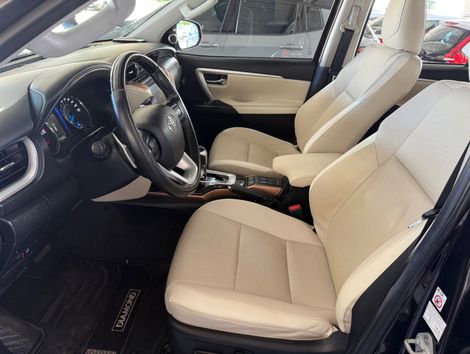 Toyota Hilux SW4 SRX Diamo. 4x4 2.8 TB Die Aut.