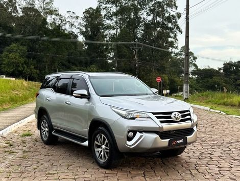 Toyota Hilux SW4 SRX 4x4 2.8 TDI 16V Dies. Aut.