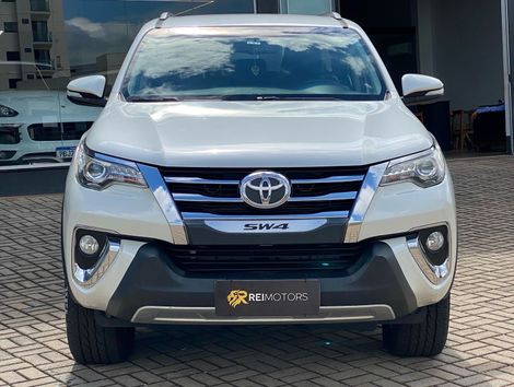 Toyota Hilux SW4 SRX 4x4 2.8 TDI 16V Dies. Aut.