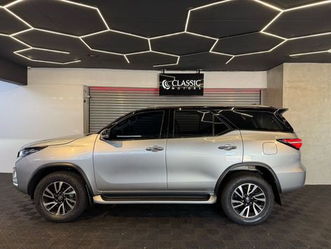 Toyota Hilux SW4 SRX 4x4 2.8 TDI 16V Dies. Aut.
