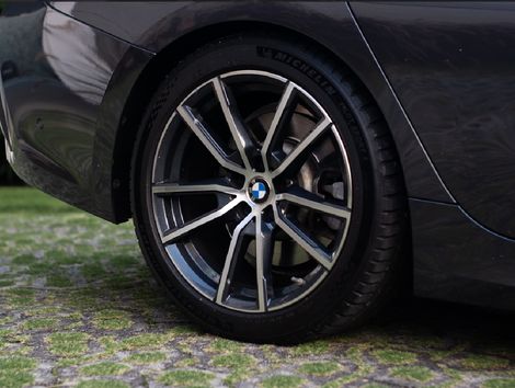 BMW 330i Sport 2.0 TB 16V 4p