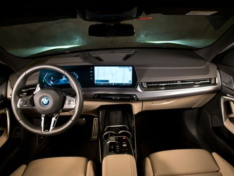 BMW iX 2 xDrive 30 M Sport (Elétrico)