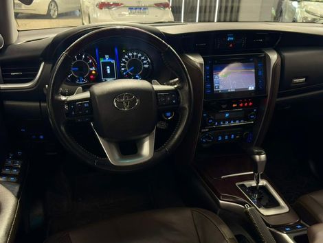 Toyota Hilux SW4 SRX 4x4 2.8 TDI 16V Dies. Aut.