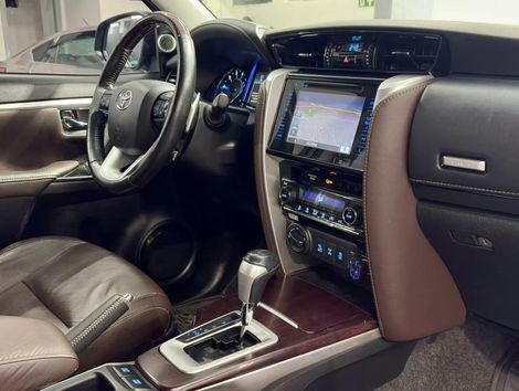 Toyota Hilux SW4 SRX 4x4 2.8 TDI 16V Dies. Aut.