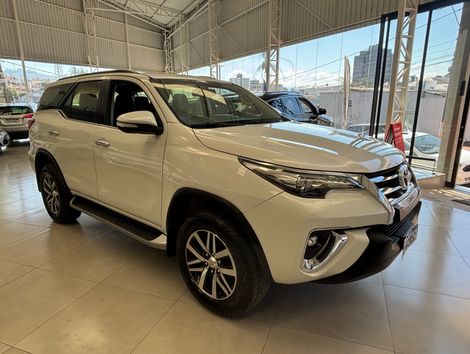 Toyota Hilux SW4 SRX 4x4 2.8 TDI 16V Dies. Aut.