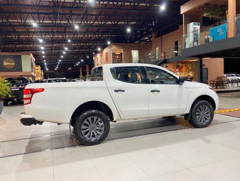 Mitsubishi L200 Tri. Outd. GLX 2.4 CD 4x4 Die. Mec.