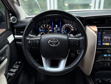 Toyota Hilux SW4 SRX Diamo. 4x4 2.8 TB Die Aut.