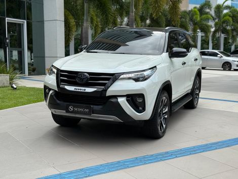 Toyota Hilux SW4 SRX Diamo. 4x4 2.8 TB Die Aut.