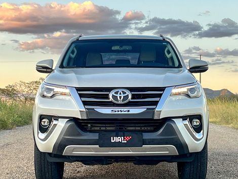 Toyota Hilux SW4 SRX Diamo. 4x4 2.8 TB Die Aut.