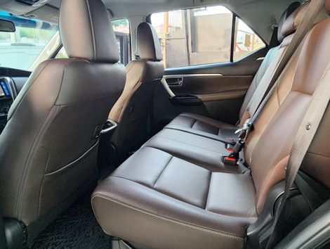 Toyota Hilux SW4 SRX 4x4 2.8 TDI 16V Dies. Aut.