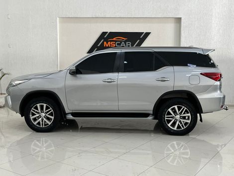 Toyota Hilux SW4 SRX 4x4 2.8 TDI 16V Dies. Aut.