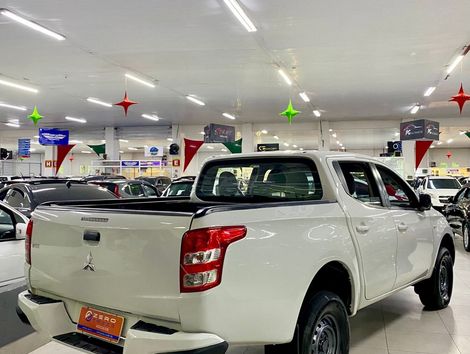 Mitsubishi L200 Tri. Outd. GLX 2.4 CD 4x4 Die. Mec.