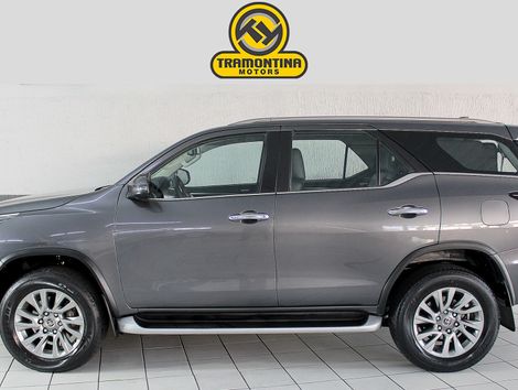 Toyota Hilux SW4 SRX 4x4 2.8 TDI 16V Dies. Aut.