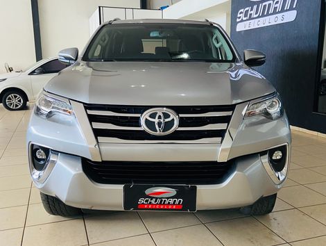 Toyota Hilux SW4 SRX 4x4 2.8 TDI 16V Dies. Aut.
