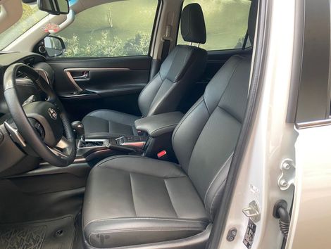 Toyota Hilux SW4 SRX Plat. 4x4 2.8 TB Die. Aut.