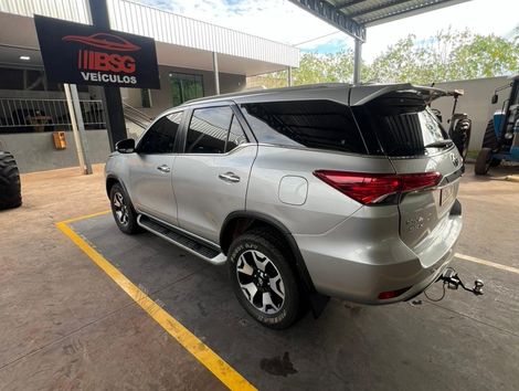 Toyota Hilux SW4 SRX 4x4 2.8 TDI 16V Dies. Aut.