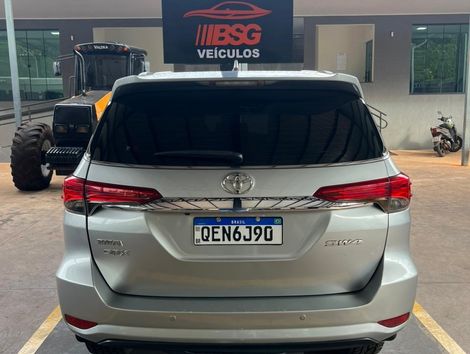 Toyota Hilux SW4 SRX 4x4 2.8 TDI 16V Dies. Aut.