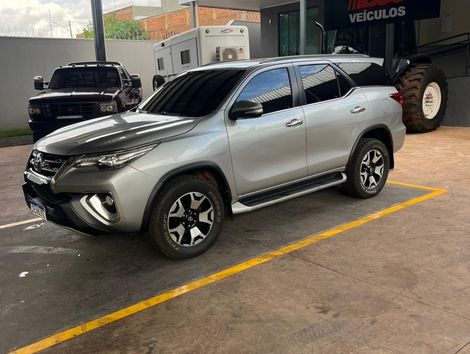 Toyota Hilux SW4 SRX 4x4 2.8 TDI 16V Dies. Aut.