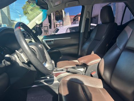 Toyota Hilux SW4 SRX 4x4 2.8 TDI 16V Dies. Aut.