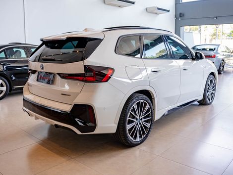 BMW iX 1 xDrive 30 M Sport (Elétrico)