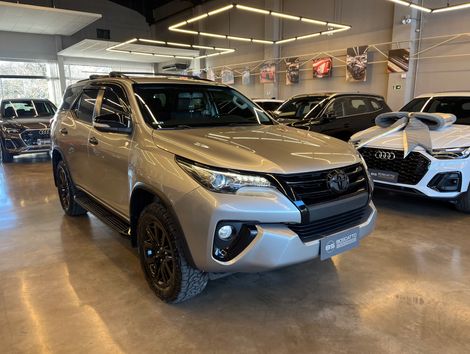 Toyota Hilux SW4 SRX 4x4 2.8 TDI 16V Dies. Aut.