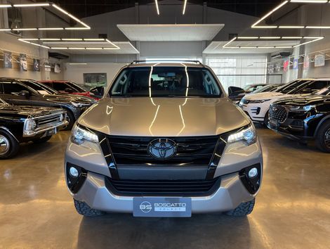 Toyota Hilux SW4 SRX 4x4 2.8 TDI 16V Dies. Aut.