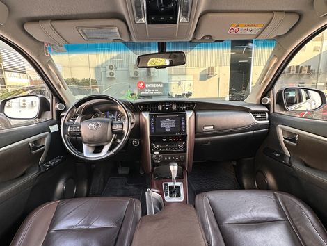 Toyota Hilux SW4 SRX 4x4 2.8 TDI 16V Dies. Aut.