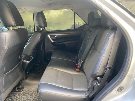 Toyota Hilux SW4 SRX 4x4 2.8 TDI 16V Dies. Aut.