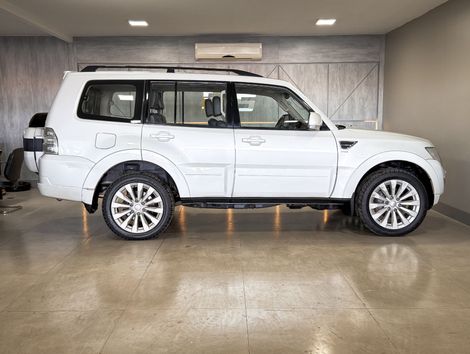 Mitsubishi Pajero HPE 3.2 4x4 T.I. Dies. 5p Aut.
