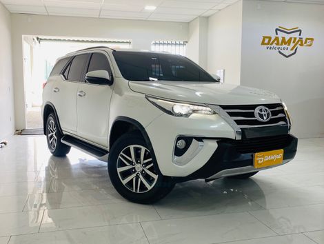 Toyota Hilux SW4 SRX 4x4 2.8 TDI 16V Dies. Aut.