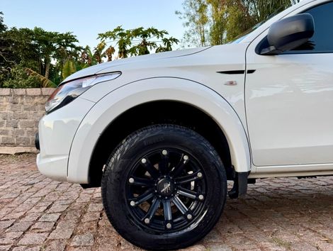 Mitsubishi L200 Tri. Outd. GLX 2.4 CD 4x4 Die. Mec.