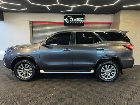 Toyota Hilux SW4 SRX 4x4 2.8 TDI 16V Dies. Aut.