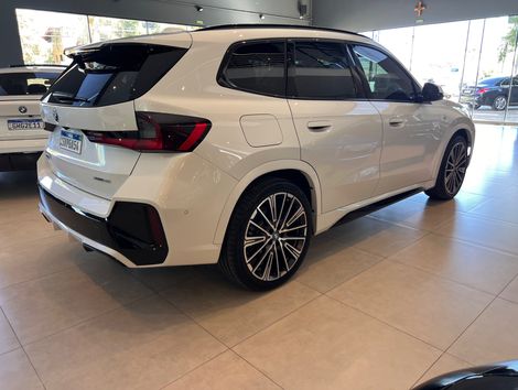 BMW iX 1 xDrive 30 M Sport (Elétrico)