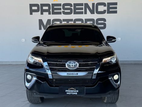 Toyota Hilux SW4 SRX 4x4 2.8 TDI 16V Dies. Aut.