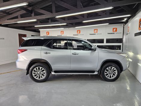 Toyota Hilux SW4 SRX 4x4 2.8 TDI 16V Dies. Aut.