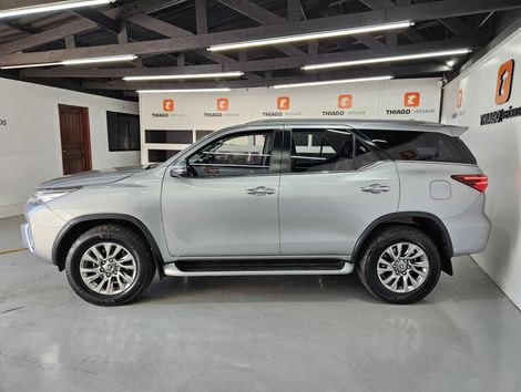 Toyota Hilux SW4 SRX 4x4 2.8 TDI 16V Dies. Aut.