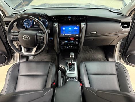 Toyota Hilux CD SRX Plus 4x4 2.8 TDI Die. Aut.