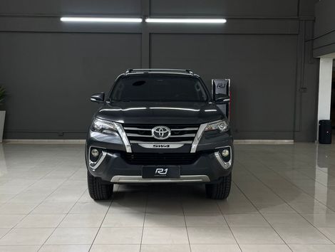 Toyota Hilux SW4 SRX 4x4 2.8 TDI 16V Dies. Aut.