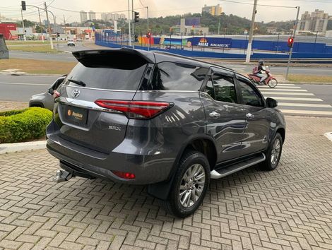 Toyota Hilux SW4 SRX 4x4 2.8 TDI 16V Dies. Aut.