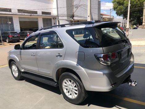 Toyota Hilux SW4 SRV D4-D 4x4 3.0 TDI Dies. Aut