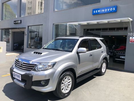 Toyota Hilux SW4 SRV D4-D 4x4 3.0 TDI Dies. Aut