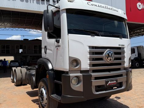 VOLKSWAGEN 31-320 E Constel. 6x4 3-Eixos 2p (die.)