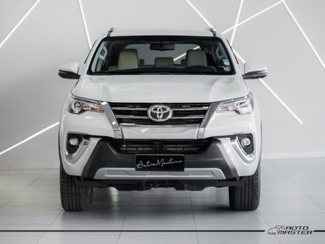 Toyota Hilux SW4 SRX Diamo. 4x4 2.8 TB Die Aut.